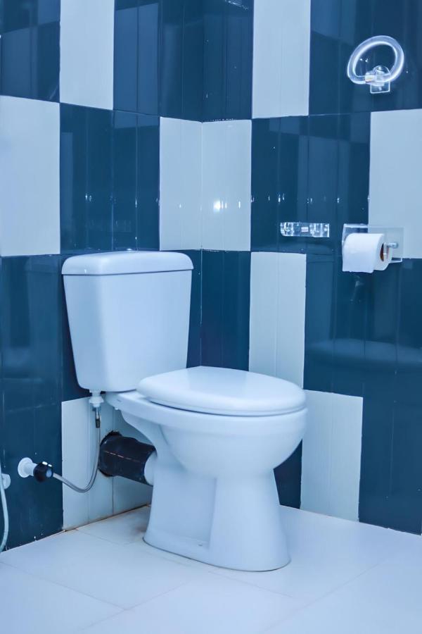 Royal Hub Hotel Kudapaduwa Buitenkant foto