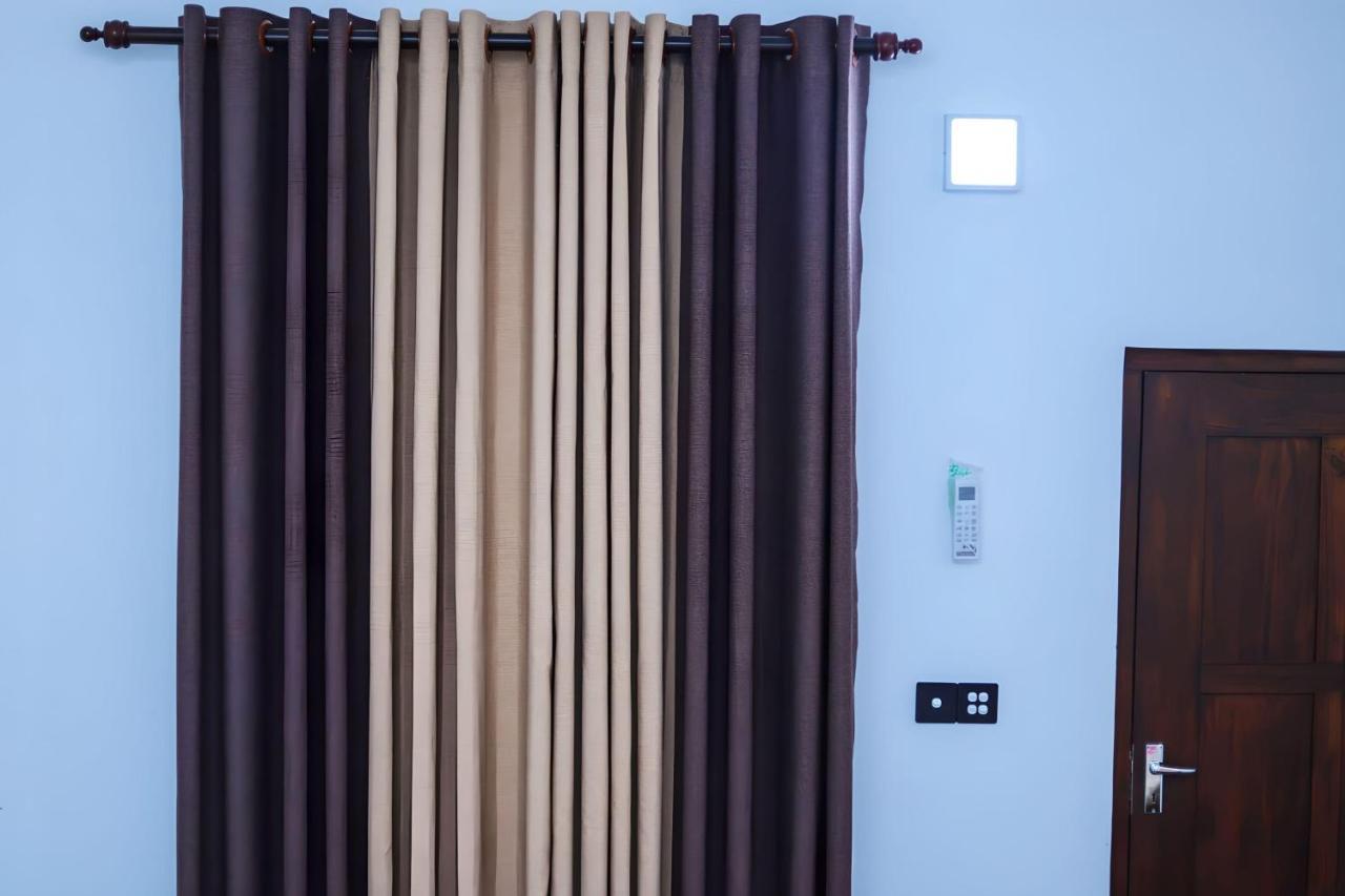 Royal Hub Hotel Kudapaduwa Buitenkant foto