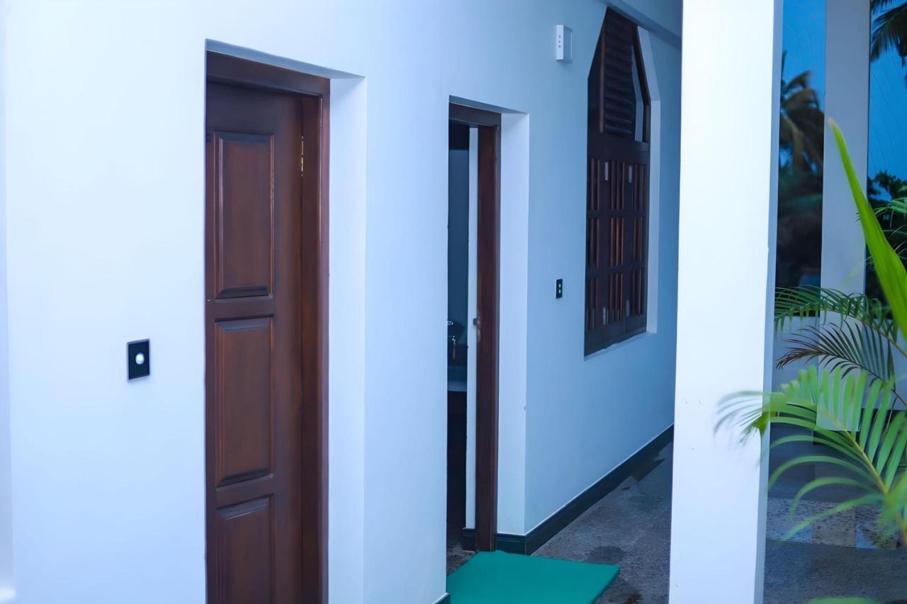 Royal Hub Hotel Kudapaduwa Buitenkant foto
