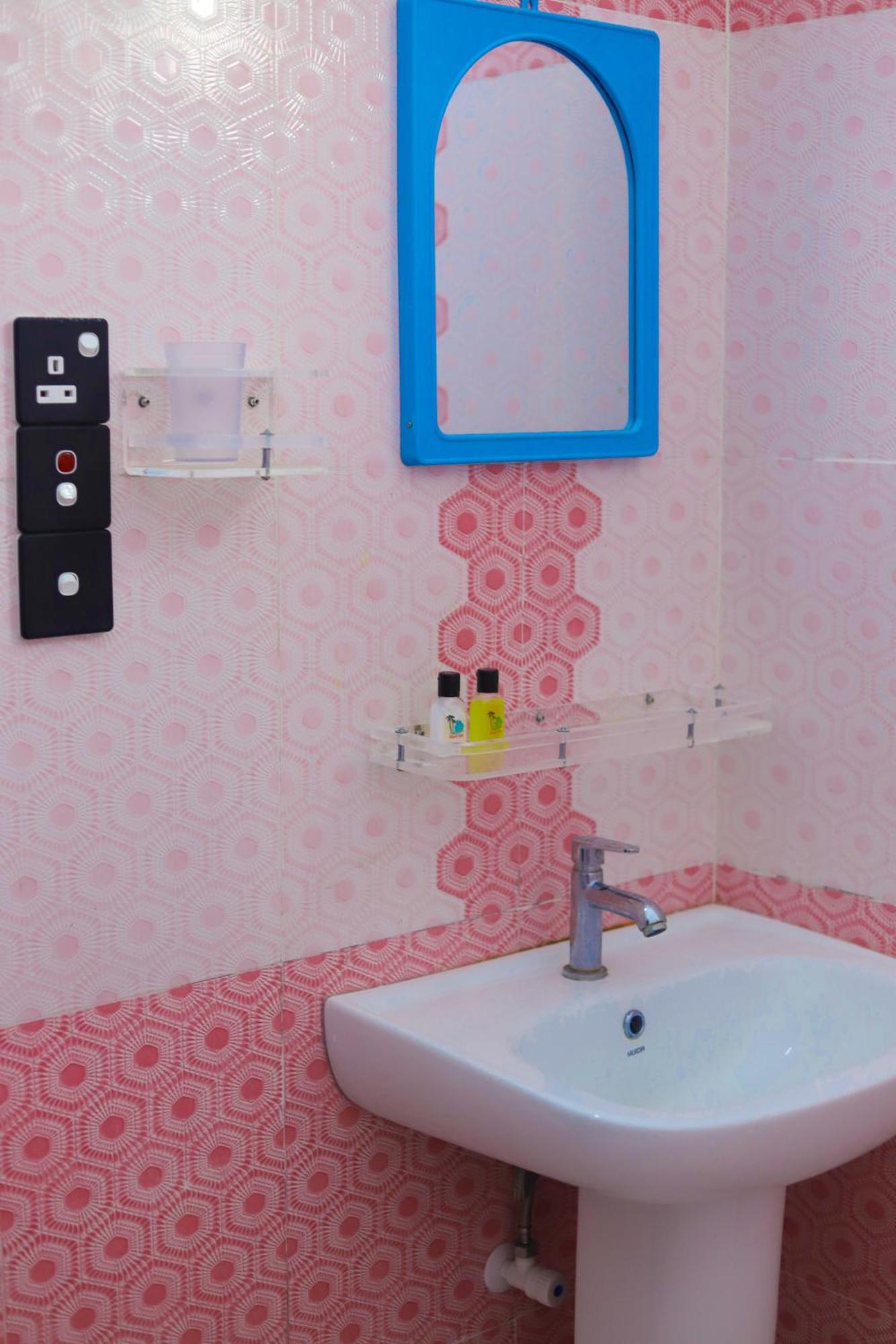 Royal Hub Hotel Kudapaduwa Buitenkant foto