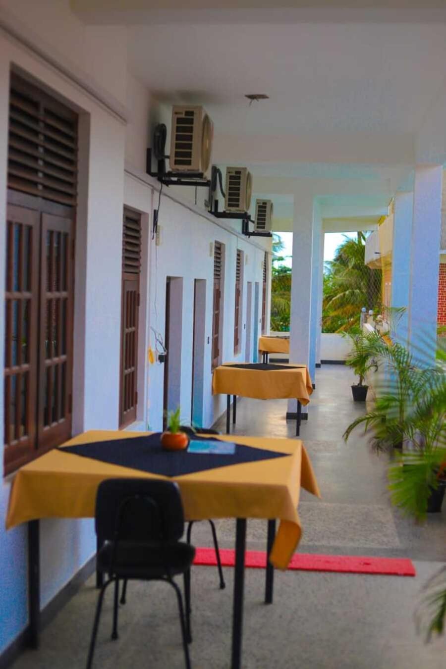 Royal Hub Hotel Kudapaduwa Buitenkant foto