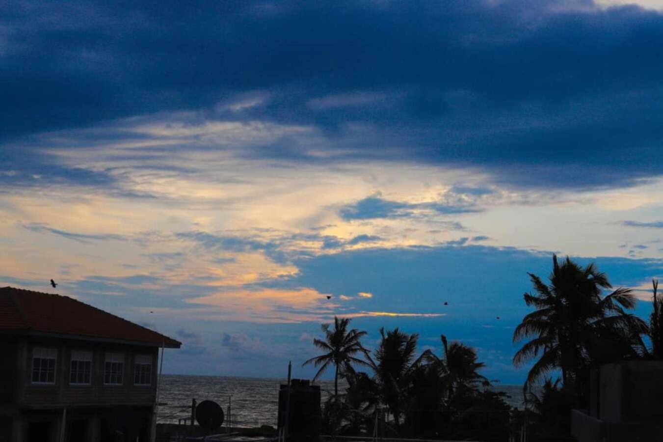 Royal Hub Hotel Kudapaduwa Buitenkant foto