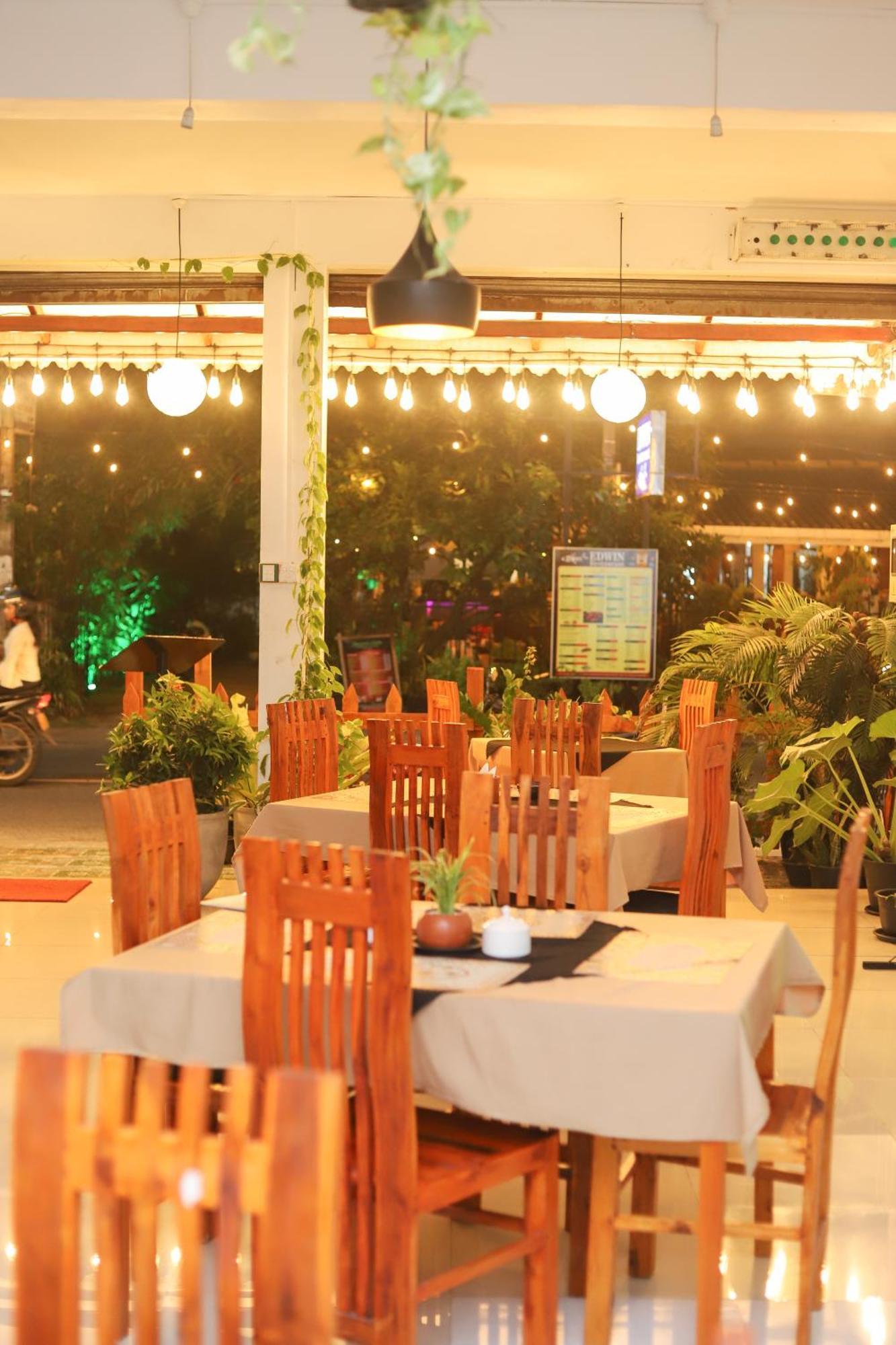 Royal Hub Hotel Kudapaduwa Buitenkant foto