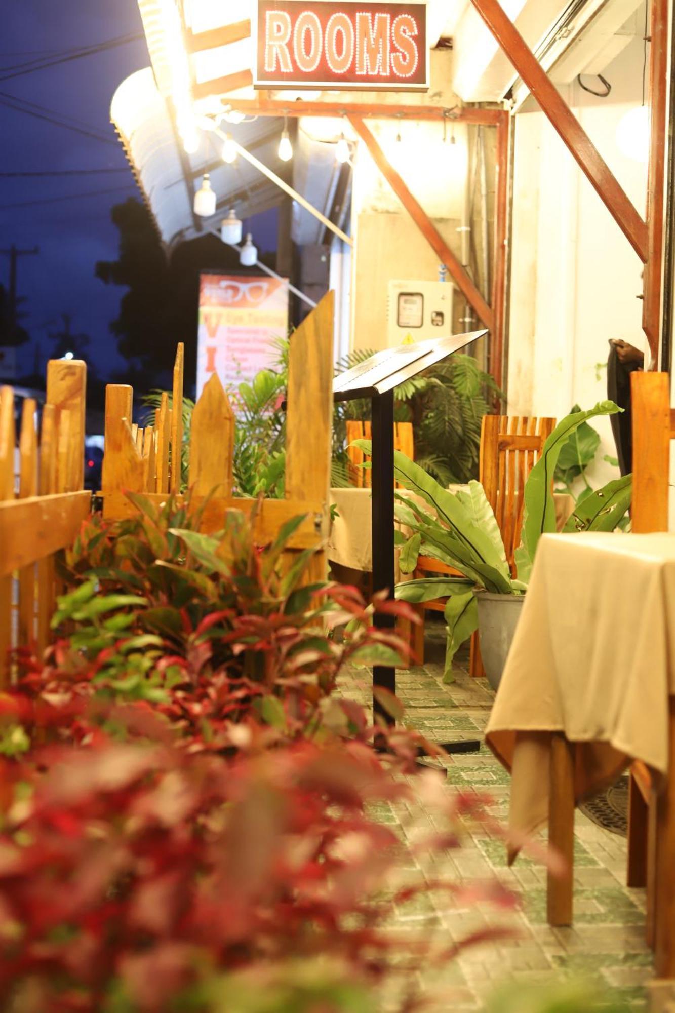 Royal Hub Hotel Kudapaduwa Buitenkant foto