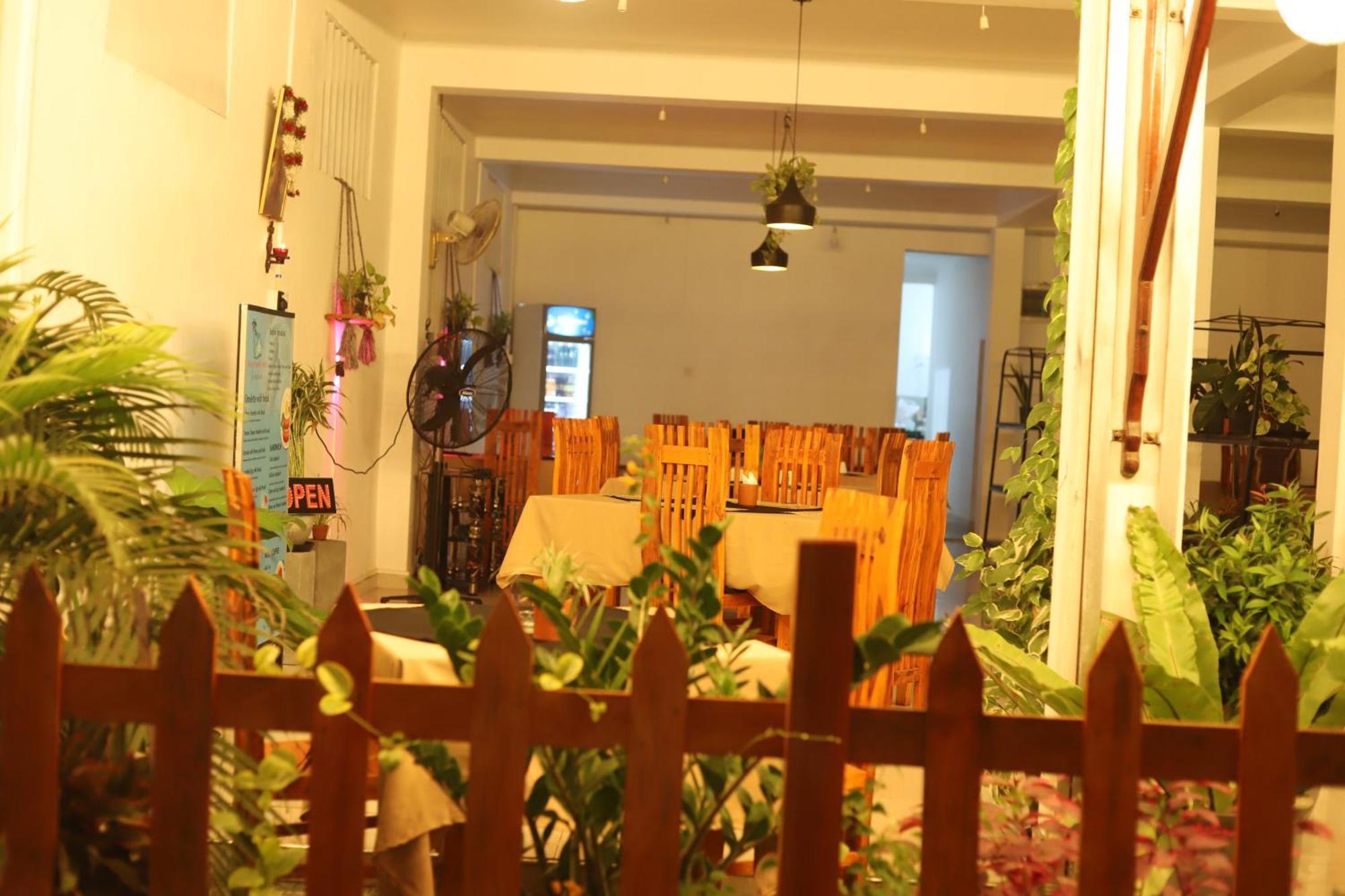 Royal Hub Hotel Kudapaduwa Buitenkant foto