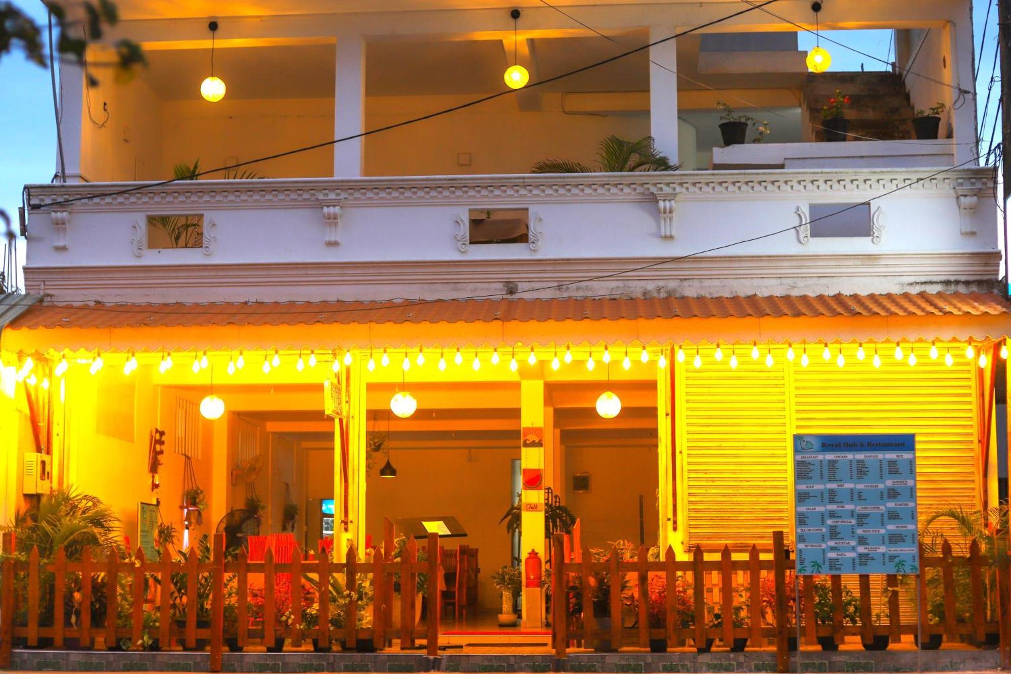 Royal Hub Hotel Kudapaduwa Buitenkant foto