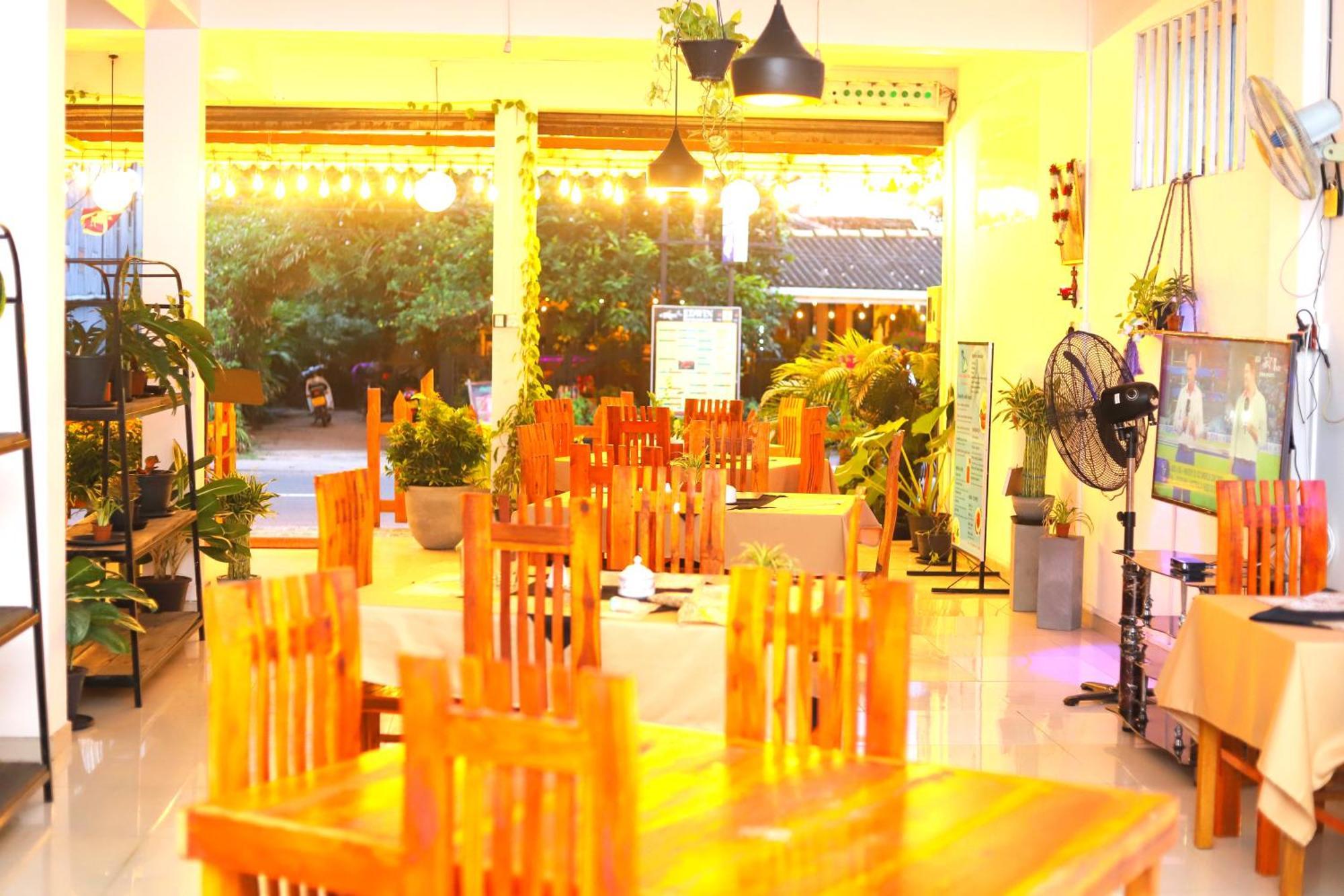 Royal Hub Hotel Kudapaduwa Buitenkant foto