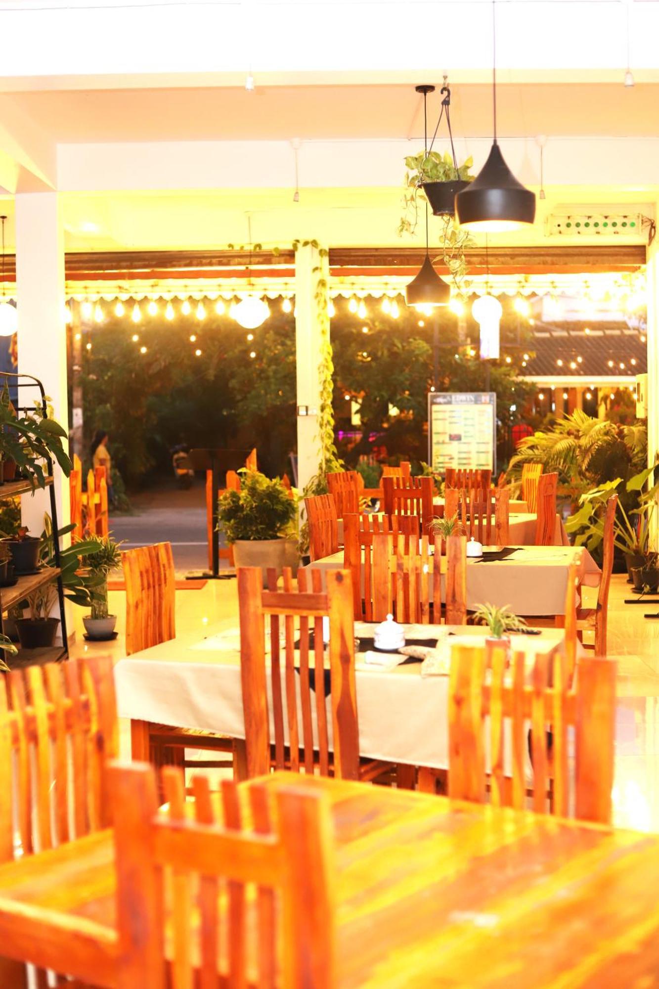 Royal Hub Hotel Kudapaduwa Buitenkant foto