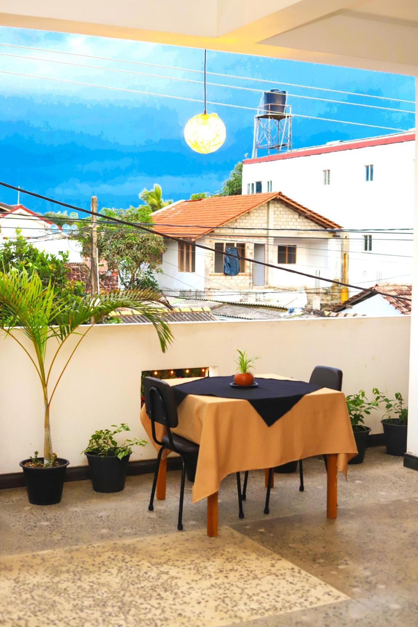 Royal Hub Hotel Kudapaduwa Buitenkant foto