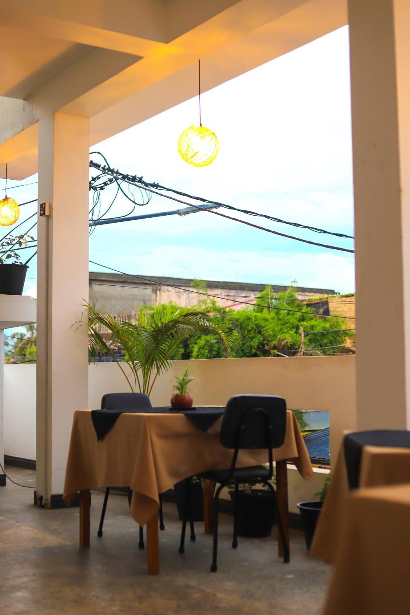 Royal Hub Hotel Kudapaduwa Buitenkant foto