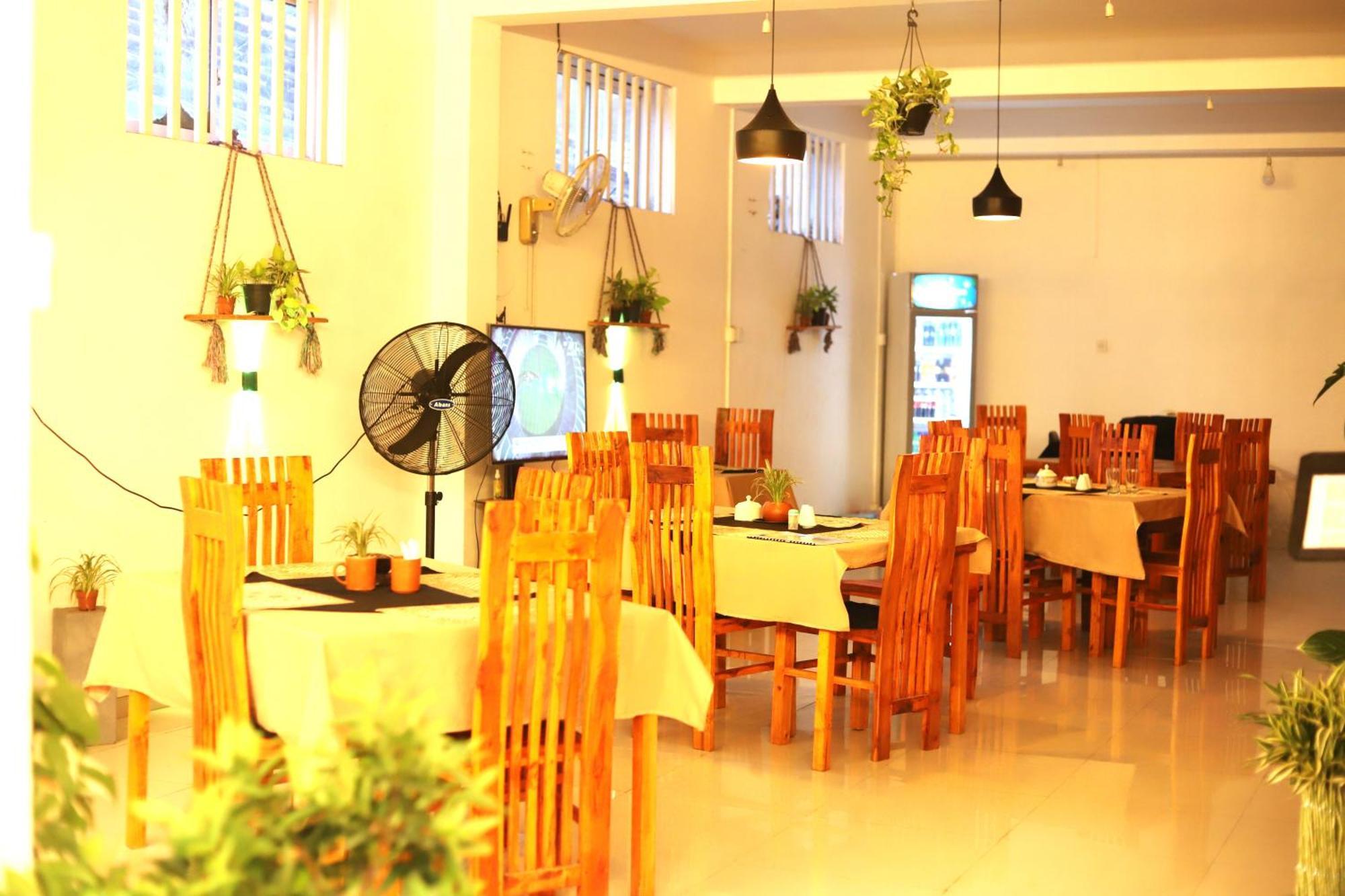 Royal Hub Hotel Kudapaduwa Buitenkant foto
