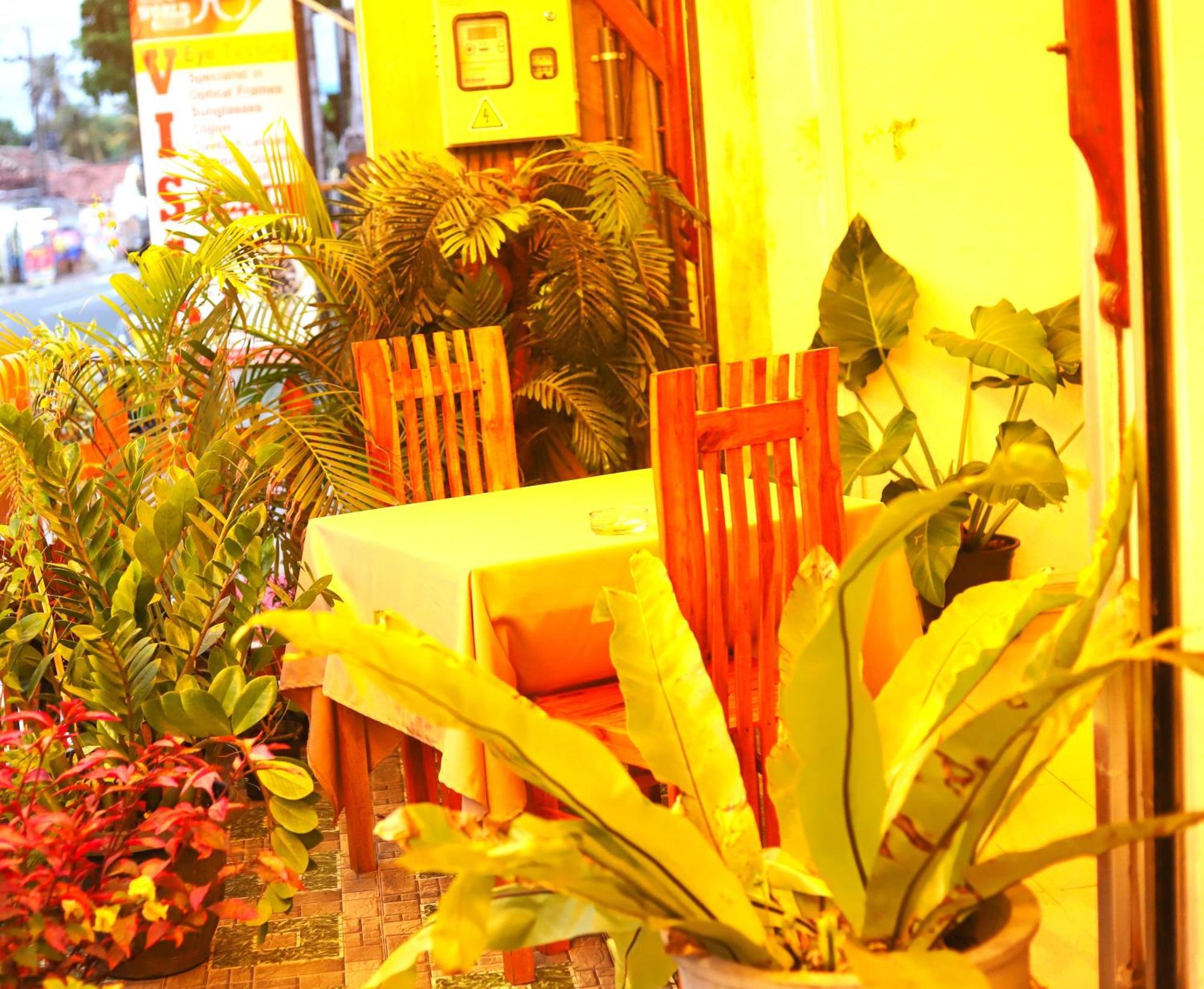 Royal Hub Hotel Kudapaduwa Buitenkant foto
