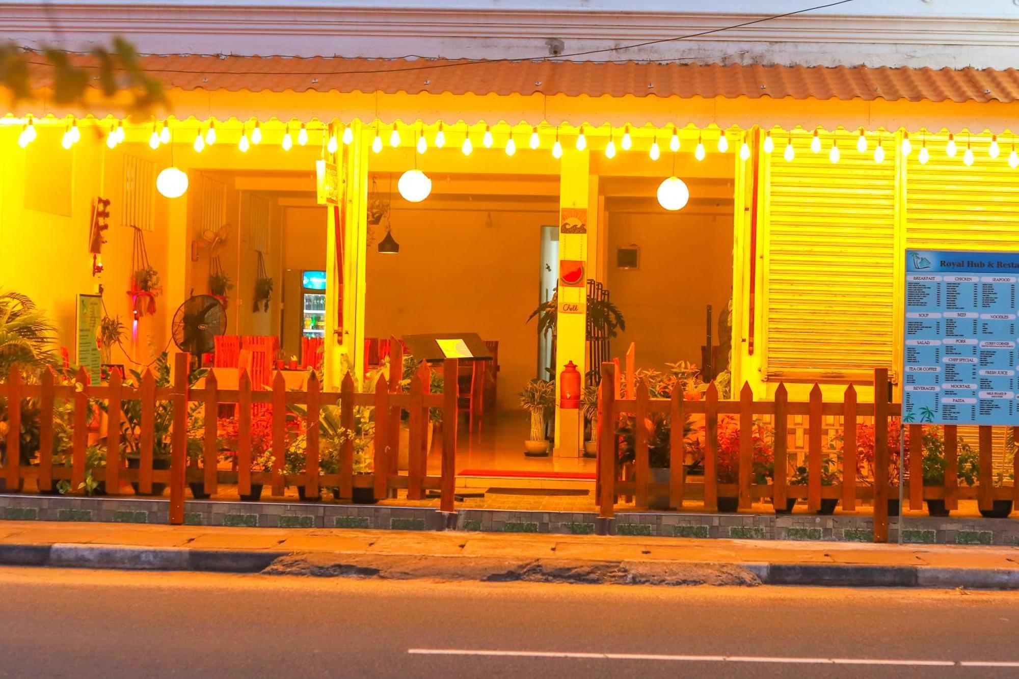 Royal Hub Hotel Kudapaduwa Buitenkant foto