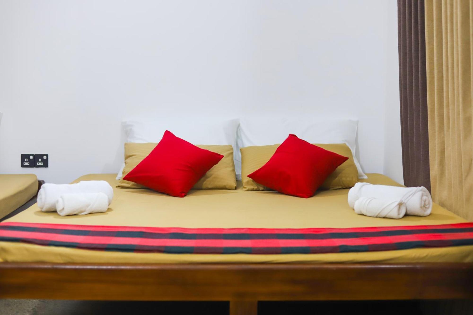 Royal Hub Hotel Kudapaduwa Buitenkant foto