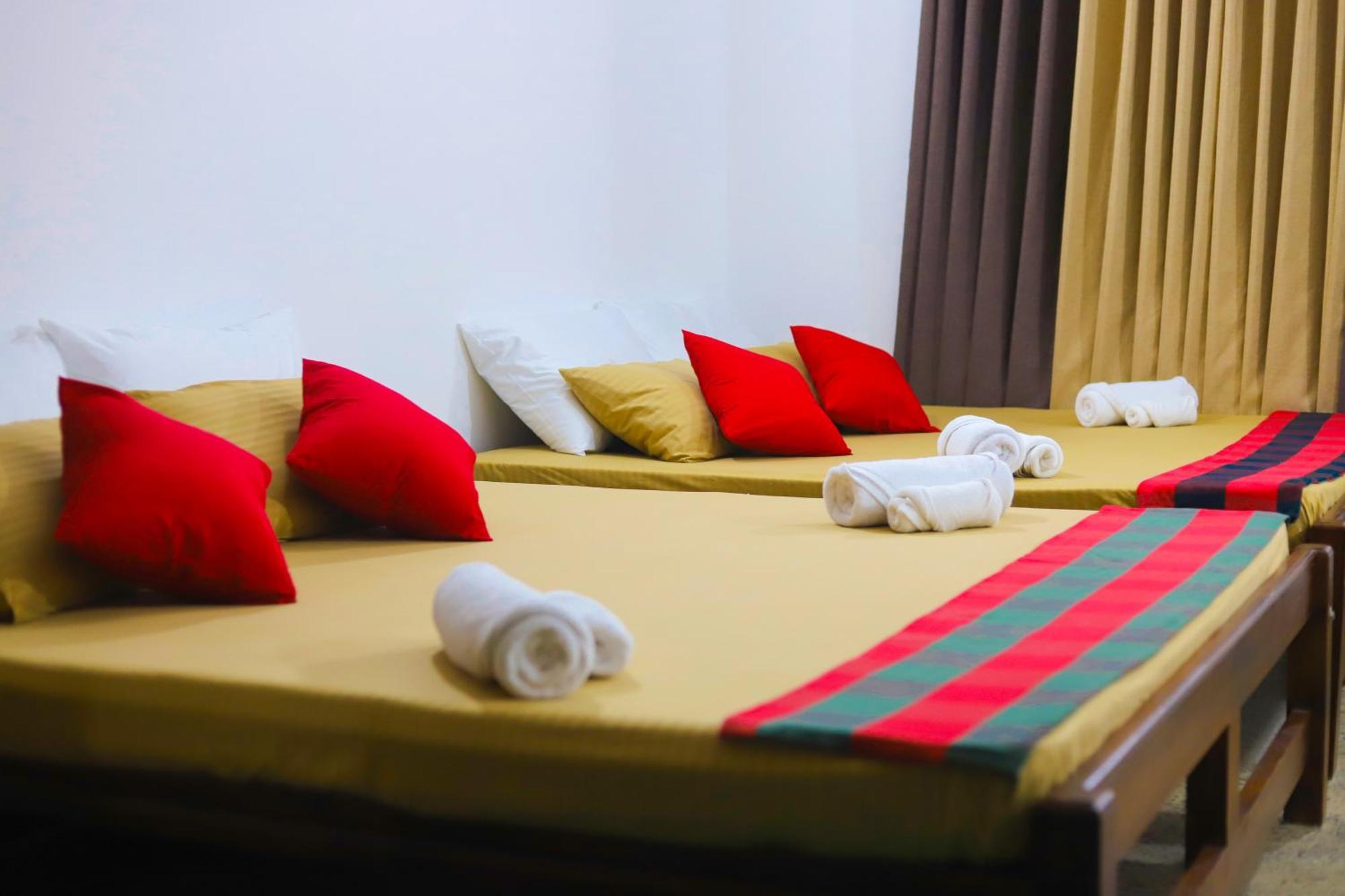 Royal Hub Hotel Kudapaduwa Buitenkant foto