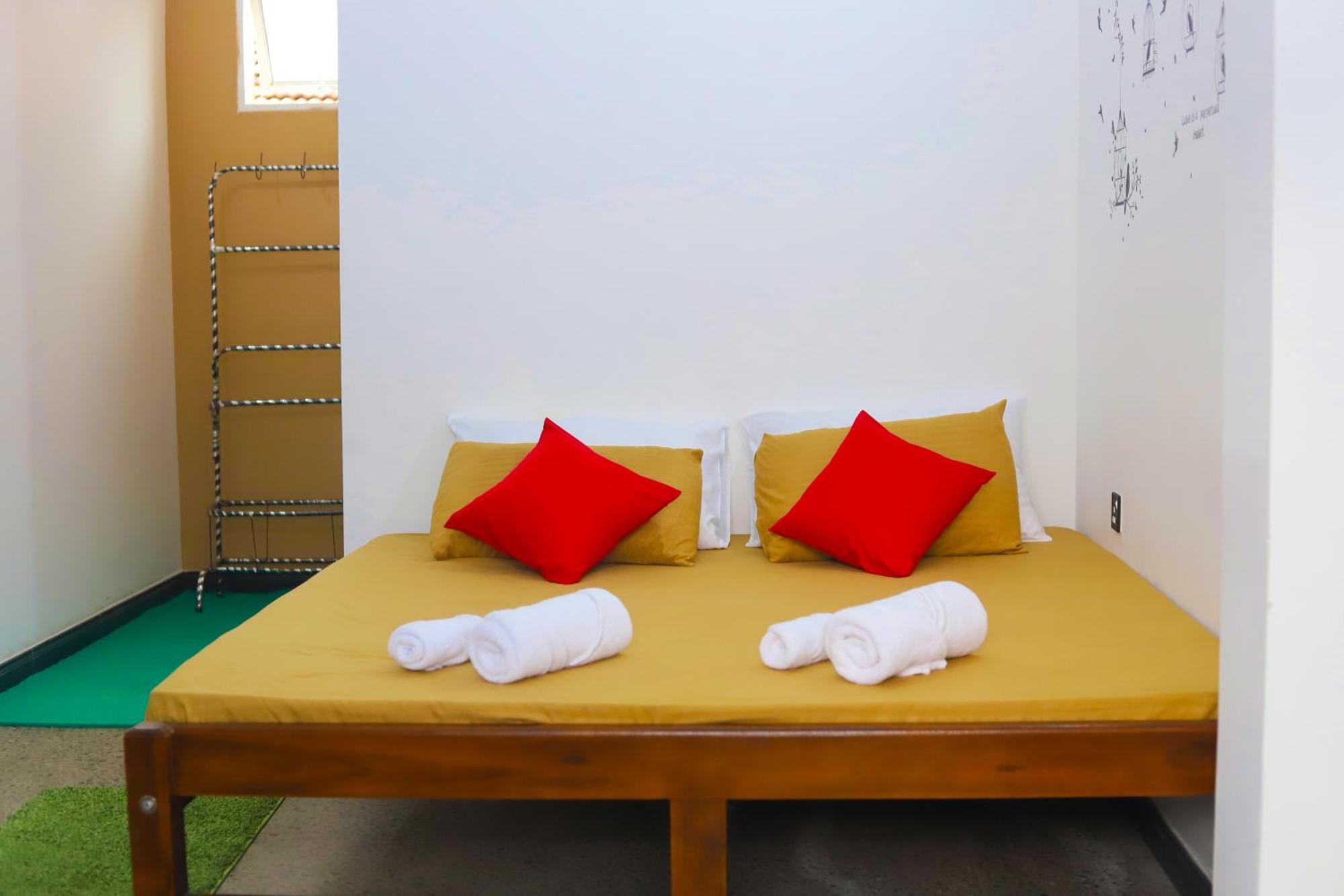 Royal Hub Hotel Kudapaduwa Buitenkant foto
